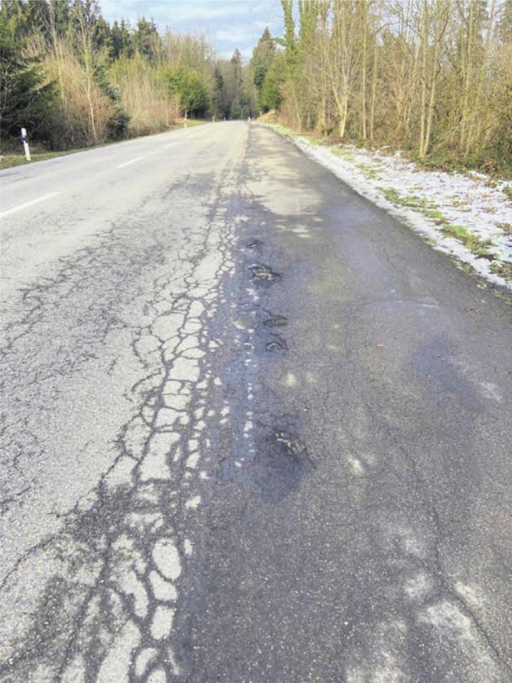 Die Strasse im Wald zwischen Bünzen und Hermetschwil hat eine Sanierung nötig. Bild: zg