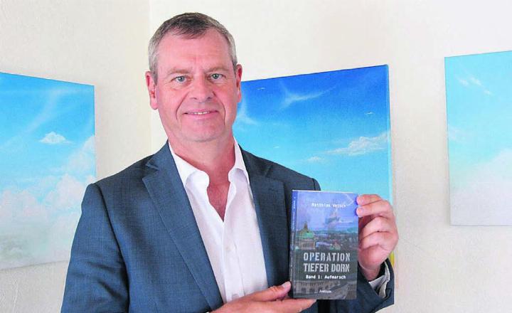 Matthias Vetsch befasst sich in seinem Roman damit, wie Menschen in schwierigen Situationen handeln. So etwa, wenn plötzlich russische Panzer an der Schweizer-österreichischen Grenze in Vorarlberg stehen würden. Bild: Roger Wetli