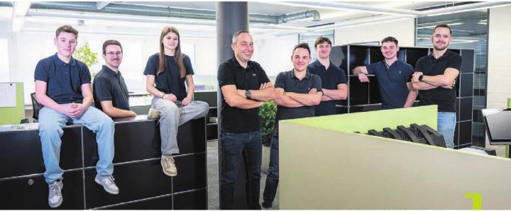 Marco Horisberger und Marc-Andrea Scheuber (vorne, von links) mit dem ganzen Archicube-Team. Bild: zg