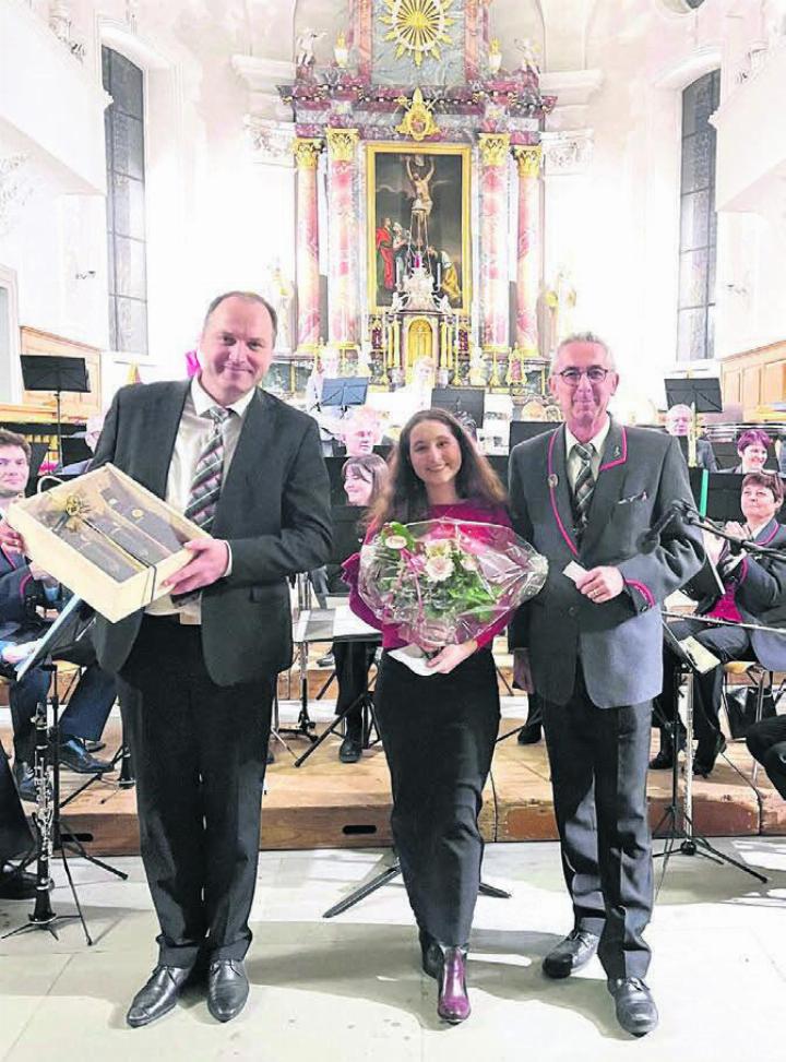 Musikvereinspräsident Markus Konrad (rechts) bedankt sich bei Moderatorin Olivia Huggel und Dirigent Markus Steimen. Bilder: Walter Minder Musikvereinspräsident Markus Konrad (rechts) bedankt sich bei Moderatorin Olivia Huggel und Dirigent Markus Steimen. Bilder: Walter Minder