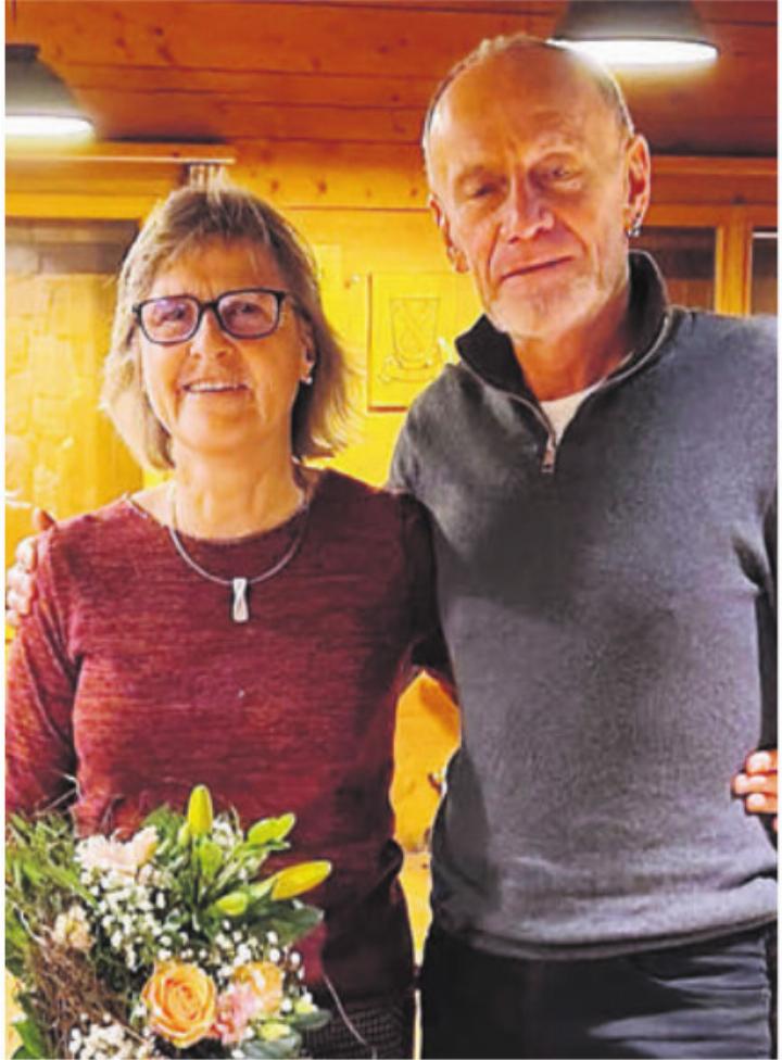 Die abtretende Pfingstlauf-OK-Präsidentin Susi Kohler (links) wurde von Urs Schalch und dem Vorstand der LR Wohlen geehrt. Bild: zg