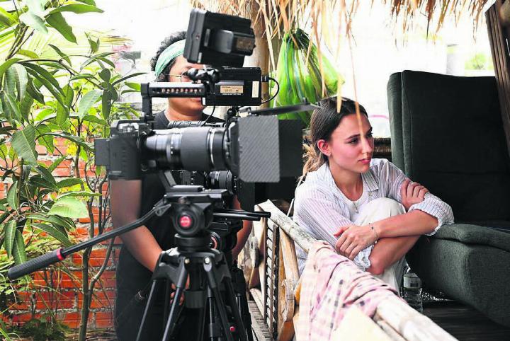 Die Zufikerin Daniela Wildi bei den Dreharbeiten zu ihrem neuen Dok-Film. Die 24-Jährige möchte damit auch bewirken, «dass man darüber spricht, was Frieden bedeutet». Bilder: zg