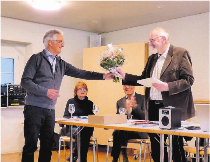 Fridolin Kurmann wird für sein langjähriges Wirken im Vorstand gedankt. Bild: Gianna Schläpfer Fridolin Kurmann wird für sein langjähriges Wirken im Vorstand gedankt. Bild: Gianna Schläpfer