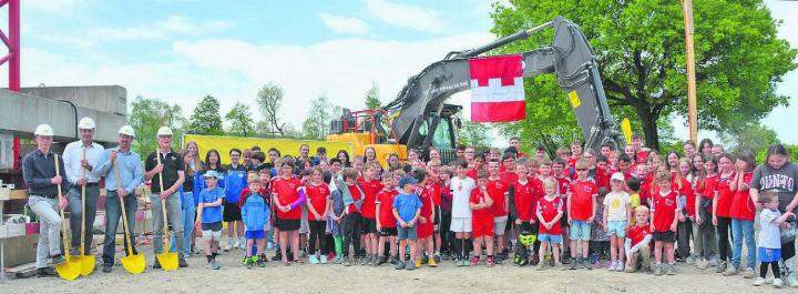 Gruppenbild mit jenen, die bauen, und jenen, die die neue Trainingshalle ab Ende Jahr bevölkern – dem Nachwuchs der Murianer Sportvereine. Bilder: Annemarie Keusch