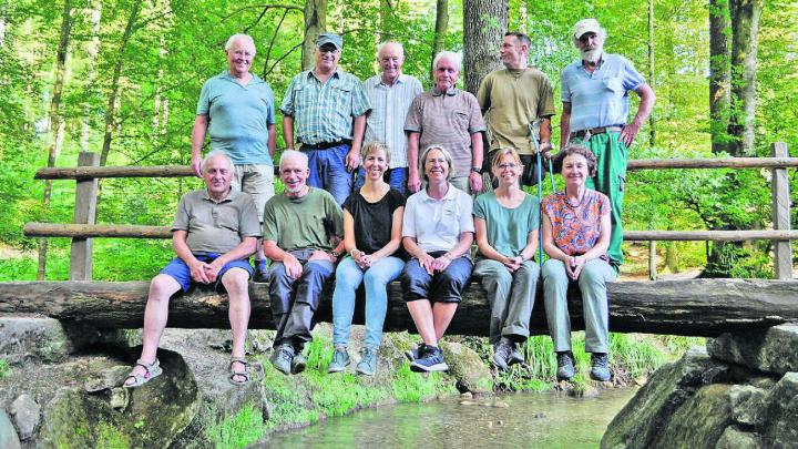 Die zahlreichen freiwilligen Helfer ermöglichen den Kindern das Naturerlebnis im Benzenschwiler Wald. Bilder: Thomas Stöckli / zg