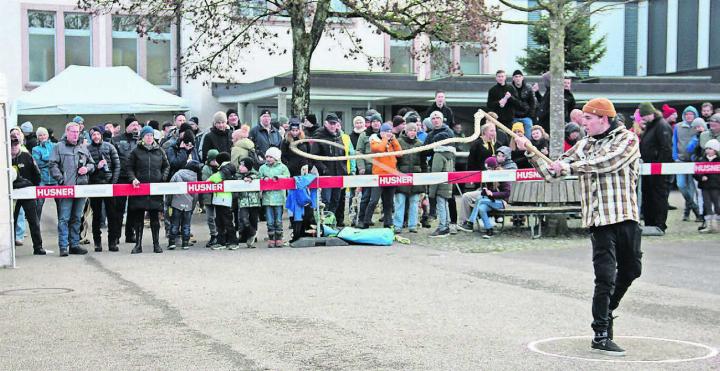 Wenn es so richtig knallt, jubeln die Zuschauerinnen und Zuschauer dem Chlöpfer lautstark zu. Bilder: Monica Rast