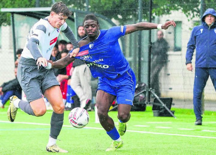 FCW-Stürmer Dramane Sissoko (rechts) im Zweikampf beim Testspiel gegen Höngg. 
Bilder: Andy Müller