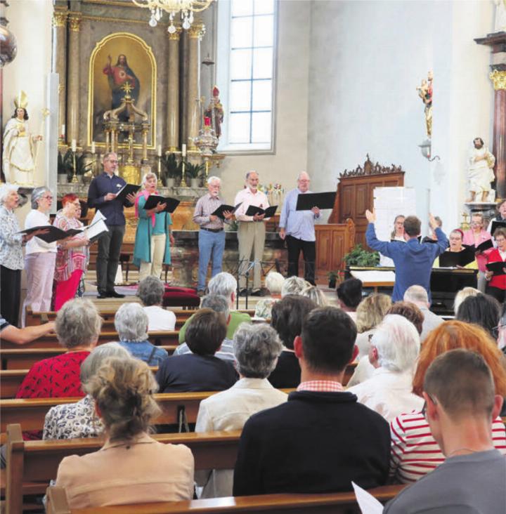 Der Kirchenchor Lunkhofen sorgte beim Publikum für viel Begeisterung. Bild: zg