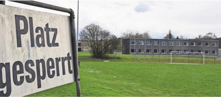 Der Rigacker-Fussballplatz muss dem Ausbau der Kanti (im Hintergrund) weichen. Zurzeit finden jährlich bis zu 1000 Einheiten des FC Wohlen hier statt. Diesen Verlust abzufedern, stellt für den FCW eine grosse Aufgabe dar. Der Verein zählt dabei auf die Unterstützung durch die Gemeinde. Bild: Daniel Marti