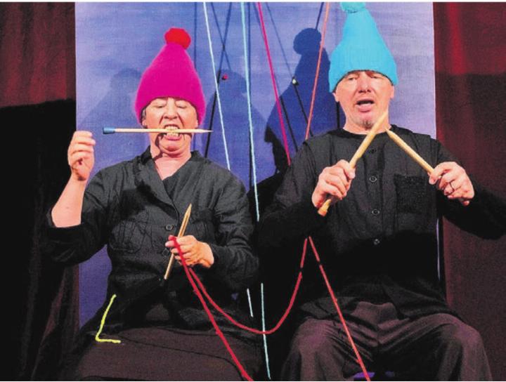 Silvia Roos und Stefan Roos Humbel spielen wie Kinder und können es nicht lassen, alles zu animieren, was ihnen in die Finger kommt. Bild: pd