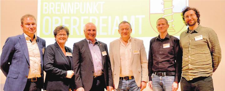 Bild: Thomas Stöckli Sie diskutierten über die Zukunft des Strassenverkehrs. Von links: Marius Büttiker, kantonaler Strassenbau-Chef fürs Freiamt, Milly Stöckli, Alt-Grossrätin, Muri, Josef Huwiler, Alt-Gemeindeammann, Sins, Moderator Alexander Eigensatz, Dominik Kramer, Leiter kantonale Verkehrsplanung, und Hannes Tobler, Grossrat Grüne, Unterlunkhofen.