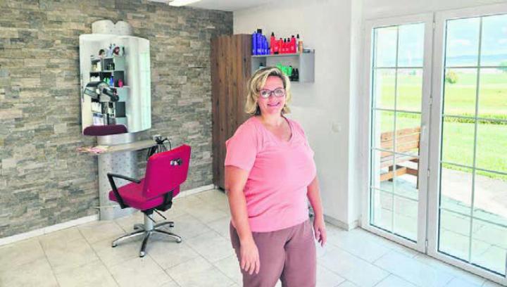 Rita Vollenweider verwöhnt ihre Kunden im modernen Salon.