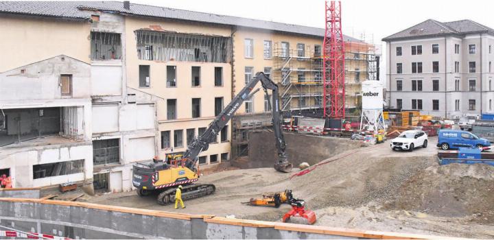 Grossbaustelle Schulzentrum Halde: Zurzeit kommt der Anbau für die Bezirksschule langsam aus dem Boden: Das alte Bez-Schulhaus (Mitte) und das sanierte Primarschulhaus (rechts). Bild: Daniel Marti