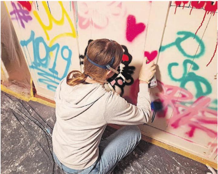 Beim Sprayen konnten die Jugendlichen ihre Kreativität beweisen. Bild: zg