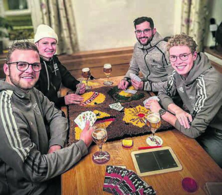 Die erste Mannschaft organisiert das Jassturnier. Am Tisch sitzen (von links) Silvan Sigg, Fabian Stutz, Denis Dubler und Pascal Lindemann. Bild: zg