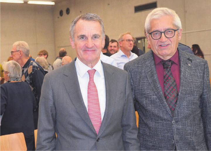 Zur Dernière trägt er erstmals eine Krawatte: Gemeinderat Luigi Alberti (rechts) wurde von Gemeindeammann Philipp Ackermann verabschiedet. Zur Dernière trägt er erstmals eine Krawatte: Gemeinderat Luigi Alberti (rechts) wurde von Gemeindeammann Philipp Ackermann verabschiedet.