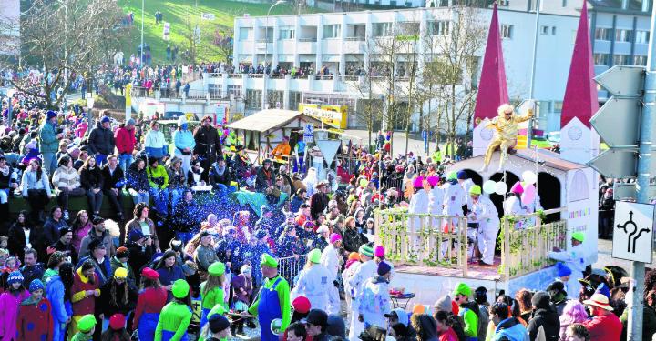 Die Gruppe «Usestuehlete» hat sich im Kirchenbau betätigt. Das Resultat wurde am Sonntag den rund 10 000 Zuschauern des Umzugs Muri präsentiert. Bild: Thomas Stöckli