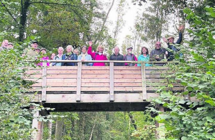 Bei der Rast auf der Brücke auf Fi-Gö-Gebiet entstand das Gruppenbild Bild: zg