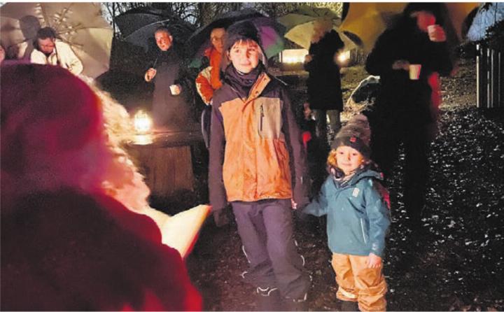 Die Kinder präsentierten dem Samichlaus vielfältige Versli. Bild: zg