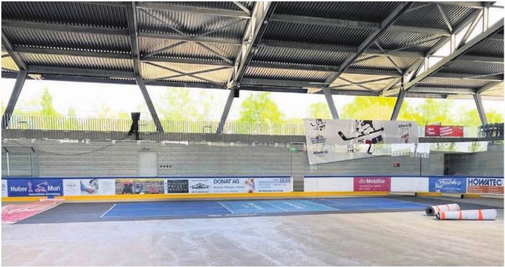 Die Pickleball-Felder werden in der Eishalle aufgebaut und bleiben bis am 25. August bestehen.    Bild: zg