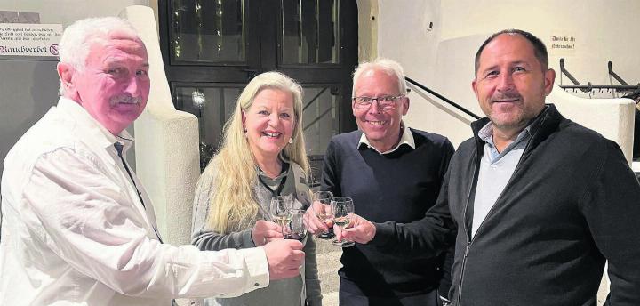 Anstossen auf fast sechs Jahrzehnte Engagement, v. l.: Edi Brunner, Evelyne Kellenberger, Bruno Sekinger und Gerichtspräsident Peter Thurnherr. Bild: Walter Minder
