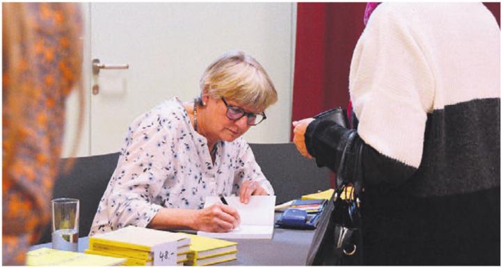 Nach der Lesung signierte Rita Mühlebach ihre Bücher. Bild: ake Nach der Lesung signierte Rita Mühlebach ihre Bücher. Bild: ake