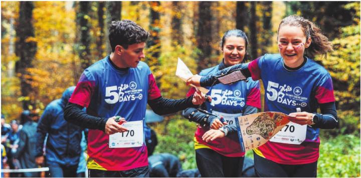 Karte erhalten – und los gehts. Diese Teilnehmer aus Lugano legen freudig los. Karte erhalten – und los gehts. Diese Teilnehmer aus Lugano legen freudig los.