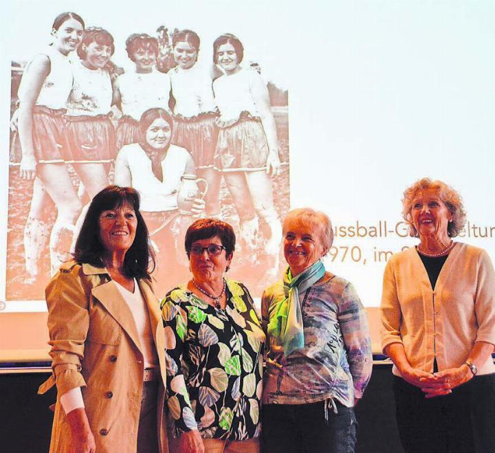 Eine von vielen Geschichten, die mit der neuen Dorfchronik lebendig werden: Das Bild von 1970 zeigt eine Mannschaft junger Frauen am Grümpelturnier. Vier davon waren bei der Vernissage 
dabei und sind mit Sins eng verbunden geblieben.
Bilder: Annemarie Keusch