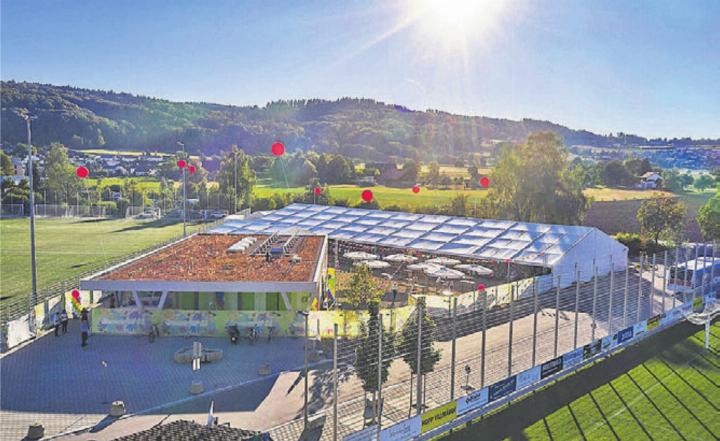Drei Tage lang wurde das Areal neben dem Fussballplatz zur Festmeile für die grosse Raiffeisen-Familie. Bild: pd