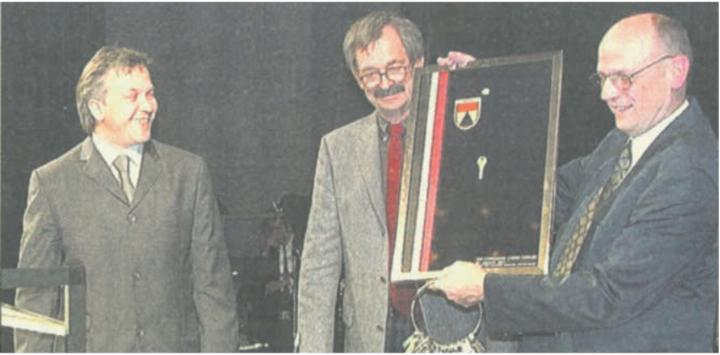 Sie eröffnen in Wohlen das sanierte Casino mit einem symbolischen Schlüsselumtausch (von links): Andy Wyder und Hardy Ketterer vom Architekturbüro Wyder   Frey sowie Gemeinderat Erwin Meier. Bild: Archiv