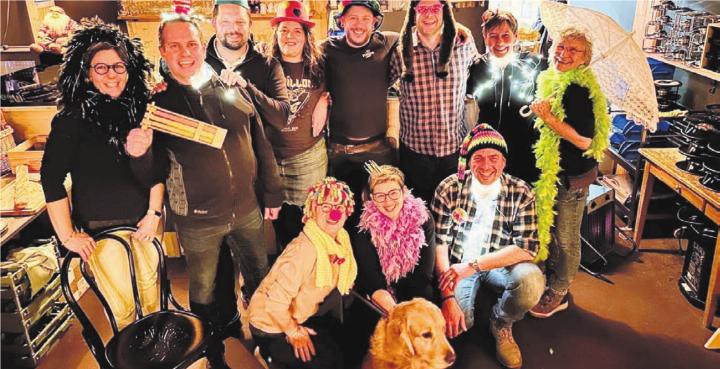 OK Fasnacht Bremgarten, vorne von links: Andrea Meier, Carolina Wipf und Adrian Belser; hinten: Monika Jenni, Marc Döderlein, Sandro Schmid, Claudia Mariniello, Juri Tirez, Daniel Knopf, Angela Belser, Sue Rey; es fehlt Roman Müller. Der schöne Golden Retriever heisst «Ferox». Bild: zg