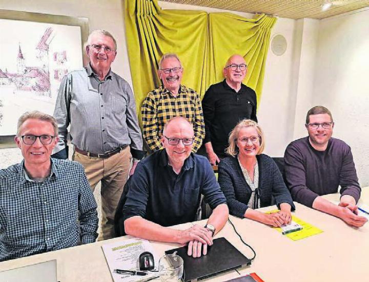 Sitzend von links: der alte Vorstand: Patrik Konrad, Roland Wiss (bisheriger Präsident), Judith Klausner, Philipp Villiger. Stehend die Nachfolger: Robert Bisang, Sepp Bühlmann (neuer Präsident) und Peter Burkard. Bild: zg