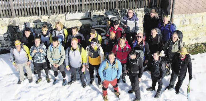 Dem Sarnersee entlang und später auf der Älggialp im Schnee: Die Merenschwander Turner. Bild: zg