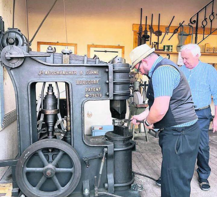 Der Villmerger Batzen wurde mit dem Schmiedehammer geprägt. Bilder: Walter Minder