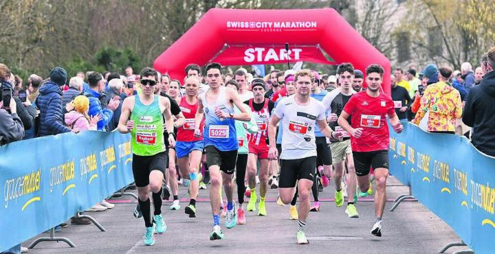 Eine Premiere am Reusslauf: Der Start zum ersten Halbmarathon in Bremgarten.