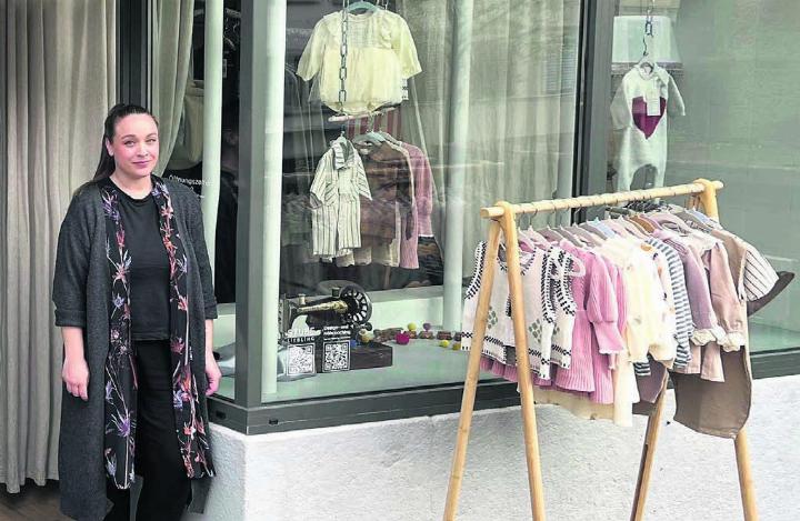 Am Bogen der Bremgarter Altstadt betreibt Modedesignerin Laura Inderbitzin ab sofort ihren eigenen Baby- und Kleinkinderkleiderladen. Dort angeboten werden «die Lieblingsstücke aus der Nähstube» – denn gleichenorts befindet sich auch ihr Nähatelier. Bild: zg