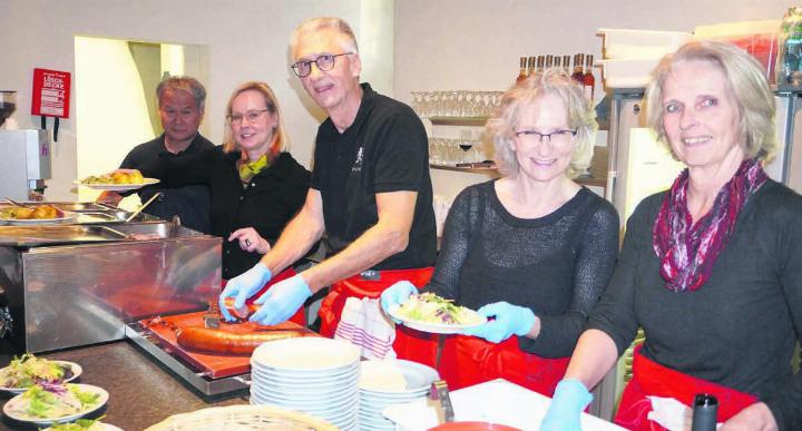Hier wird angerichtet (von rechts: Priska Schindler, Manuela Wüthrich, Erich Schindler, Trix Oswald, Tashi Dorji): Salat büscheln, Treberwurst schneiden, mit viel Stadtberger Marc flambieren, Lauchgemüse und gepflegte Bouillonkartoffeln dazu. Bild: Hans Rechsteiner