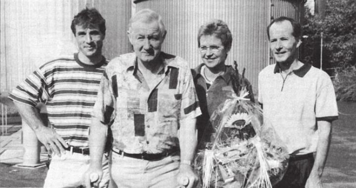 Der scheidende Bünzer Klärwart Johann Abt und seine Frau Any – links Nachfolger Ruedi Birrer, rechts Verbandspräsident Richard Gähwiler. Bild: Archiv