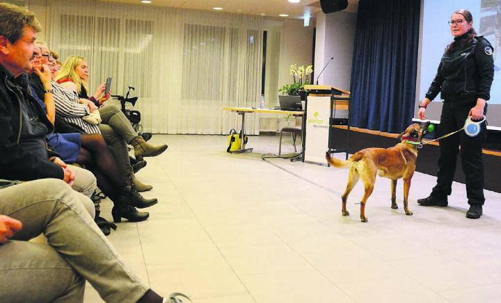 Barbara Breitschmid und ihr Malinois Kiwi boten faszinierende Einblicke in die Arbeit der Polizeihunde. Bilder: Chregi Hansen