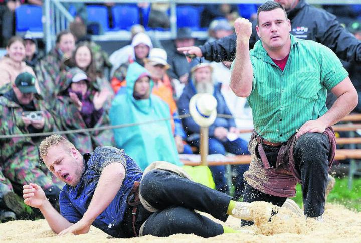 Der Gegner liegt im Sägemehl und er ballt die Siegerfaust: So sah die Saison 2024 von Joel Strebel grösstenteils aus. Im Bild bezwingt er den Eidgenossen Adrian Odermatt am Aargauer Kantonalschwingfest (das Joel Strebel gewinnt). Bild: Freshfocus