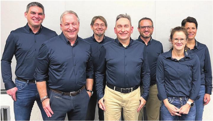 Die Gemeinderatsmitglieder von links: Christoph Bihr, Ralph Stampbach, Werner Trottmann (Gemeindeammann), Thomas Füglistaler (tritt Ende Jahr zurück) und Beat Gloor, zusammen mit Nicole Jenny (Gemeindeschreiberin) und Susanne Marti (stellvertretende Gemeindeschreiberin). Bild: Walter Minder