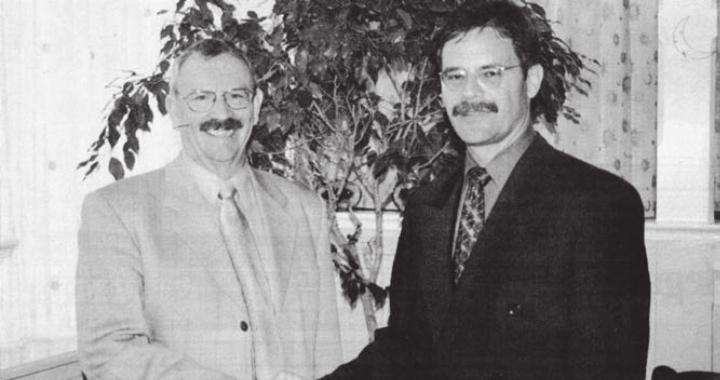 Die offizielle Amtsübergabe: Franz Wille (links) und sein Nachfolger als Präsident der Repla Unteres Freiamt, Walter Dubler. Bild: Archiv