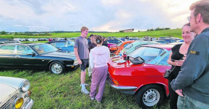 Selbst als Picknick-Ablage eignen sich die fahrbaren Untersätze teilweise. Während andere durch die Reihen laufen und die vielfältigen Cars bestaunen. Bild: Verena Anna Wigger