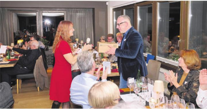 Esther Béchir, Vorstandsmitglied und Organisatorin dieses Wine & Dine, bedankt sich bei Referent Sami Veseli für seine interessanten Ausführungen. Bild: zg