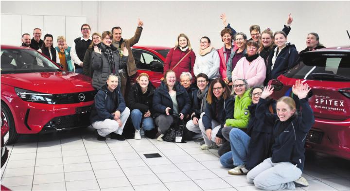 Freude auf der ganzen Linie. Die neue Flotte der Spitex Muri und Umgebung zaubert fröhliche Gesichter bei allen Beteiligten. Nicole Senn, Inhaberin der gleichnamigen Garage (Dritte von links), und René Küng vom Verein Spitex Muri und Umgebung (Fünfter von links), freuen sich, dass die gute Zusammenarbeit weitergeht. Bilder: Verena Anna Wigger