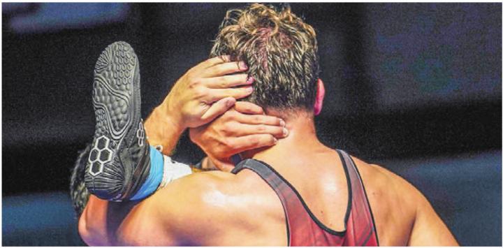 Kimi Käppeli hat den Fuss des Gegners (hier Schattdorf) im Griff. Bild: Andy Müller