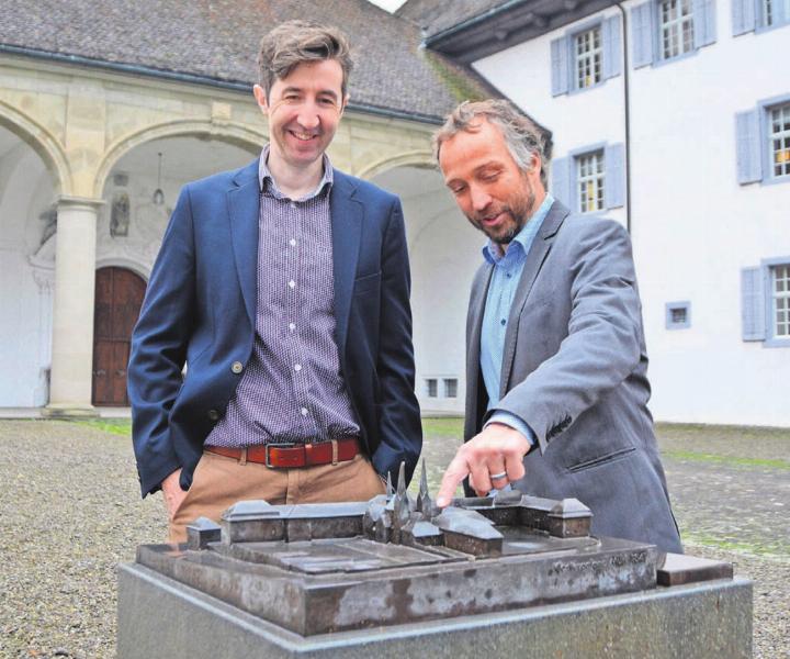 Die Klosteranlage ist beeindruckend, auch im Miniaturformat: Tobias Holzer (links) und Hans-Peter Budmiger. Bilder: Annemarie Keusch / zg