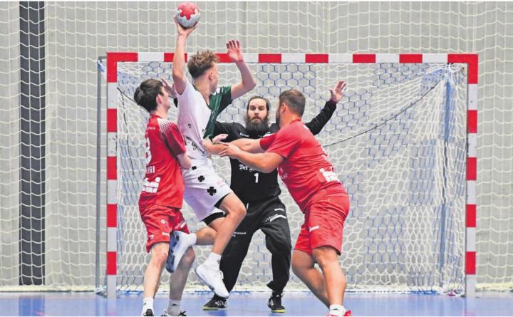 Der TV Muri tat sich mit der starken Offensive des Gegners schwer.
Bild: tvm