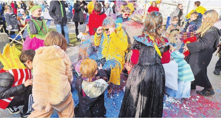 Frisch im Amt und schon unter der Konfetti-Dusche. Jörg Weiss im gelben Mantel und Herbert Meier nahmen es mit Humor.