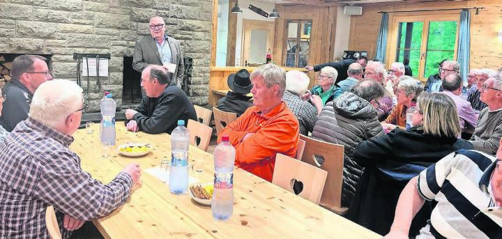 Gemeindeammann Franz Schaad berichtet über die Finanzen und Zukunftsthemen. Über 50 Hägglinger lauschen gespannt den Informationen des Gemeinderats. Bild: Britta Müller